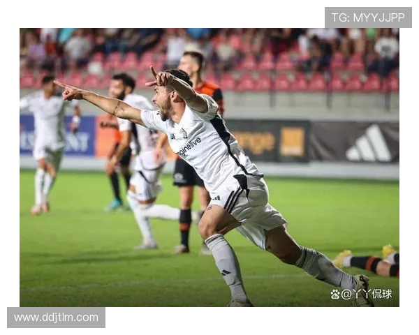 足球的魅力与挑战：从球场到全球文化的深远影响与演变